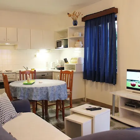 Sweet Life - One-bedroom With Terrace Nina St Apartment