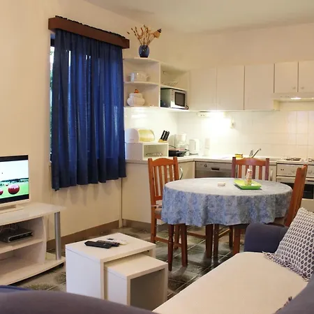 Sweet Life - One-bedroom With Terrace Nina St Apartment