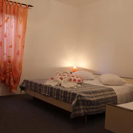 Sweet Life - One-bedroom With Terrace Nina St Apartment